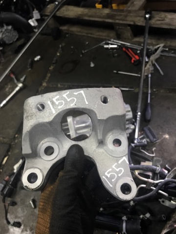 Кронштейн подушки (опори) двигуна, задньої 113325NA0A NISSAN
