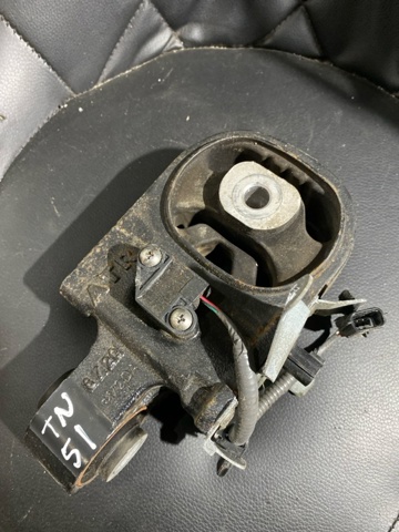 Подушка (опора) двигуна, права верхня 113505NA9D NISSAN