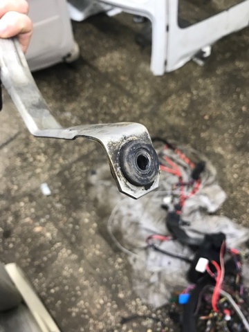 Кріплення глушника заднє 16117053972 BMW