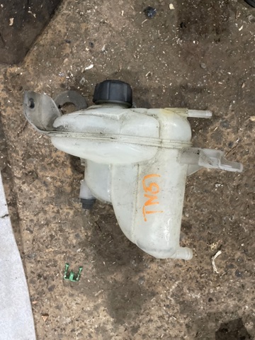 Водяний бачок системи охолодження 217105NA0A NISSAN