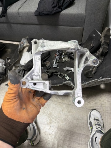 Кронштейн компресора кондиціонера 23950AA160 SUBARU