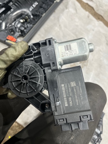 Моторчик склопідйомника двері задніх, правих 31349759 VOLVO
