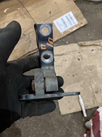 Петля передніх дверей права 31424592 VOLVO