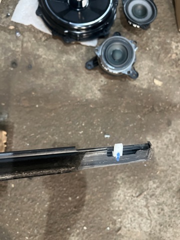 Молдинг опускного скла нижній, двері задньої, лівої 31479471 VOLVO