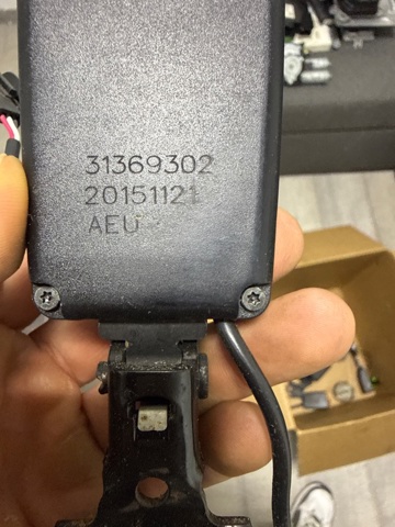 Важіль фіксації ременя безпеки, правий 31484053 VOLVO