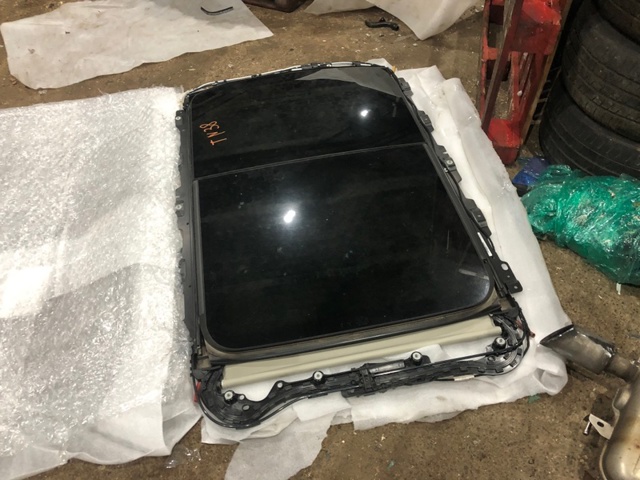 Деталі люків облицювання кузова 31675440 VOLVO