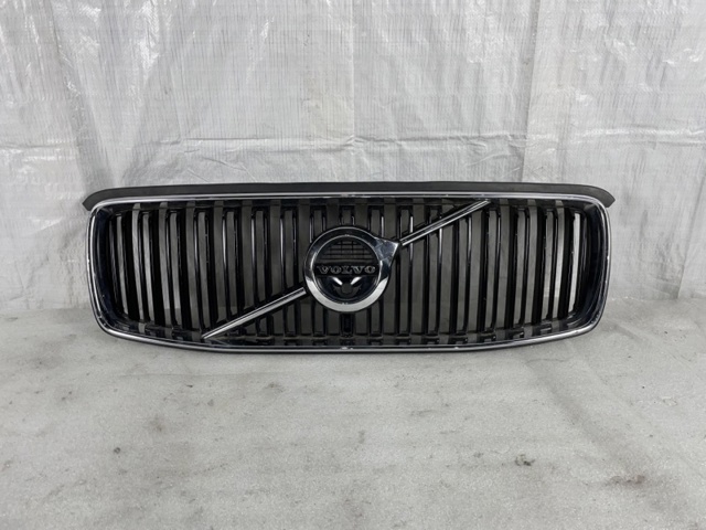 Решітка радіатора 32228107 VOLVO