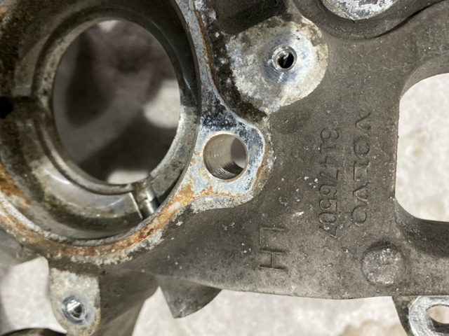 Кулак поворотний лівий 32395004 VOLVO