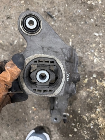 Цапфа поворотна права 32395005 VOLVO
