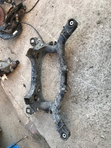 Балка задньої підвіски поперечна 33316792506 BMW