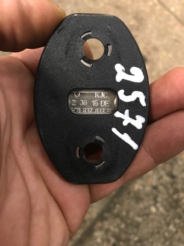 Петля-зачіп (відповідна частина) замка двері задньої 3C0837767A VAG