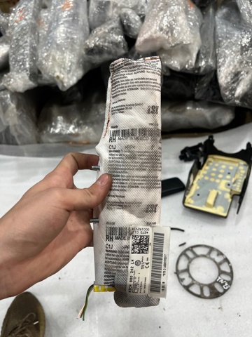 Подушка безпеки AIRBAG спинки сидіння, правого 3CN880242L VAG