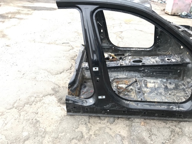 Отвір передніх правих дверей 41007298166 BMW