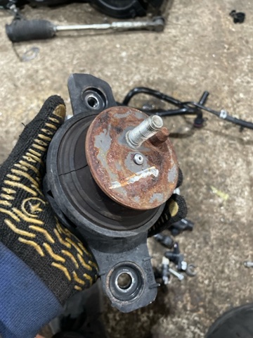 Права подушка мотора 41022AN00A SUBARU