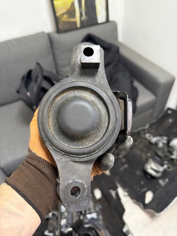 Ліва подушка двигуна 41022AN01A SUBARU