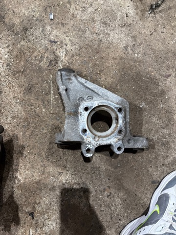 Кулак поворотний правий 430185NA0A NISSAN