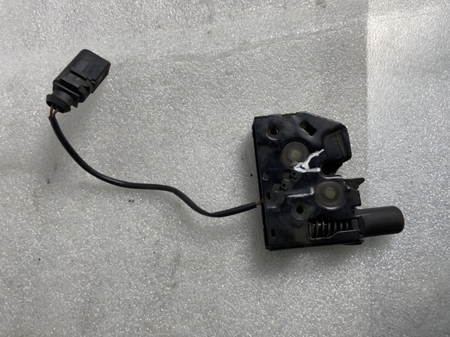 Запор капота (замок і привід замка капота) 4G0823509C VAG