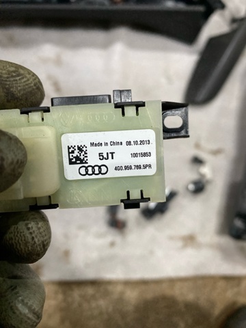 Блок кнопок механізму регулювання сидінь, лівий 4G09597695PR VAG