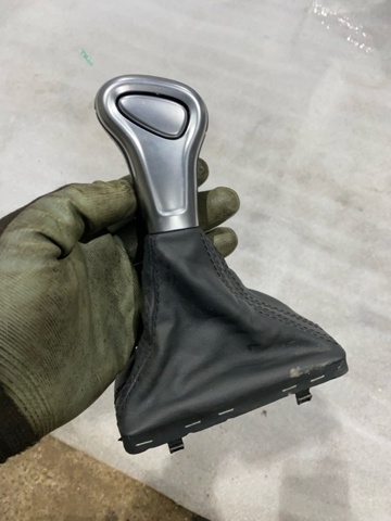 Рукоятка важеля КПП 4G1713139NIBR VAG