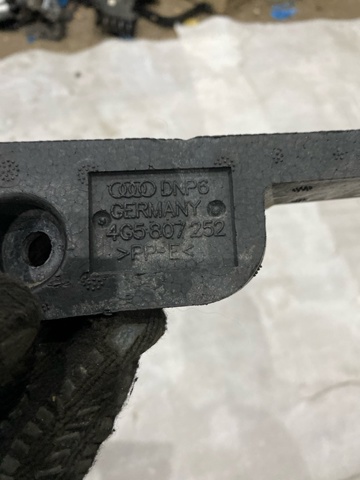 Абсорбер бампера заднього 4G5807252 VAG