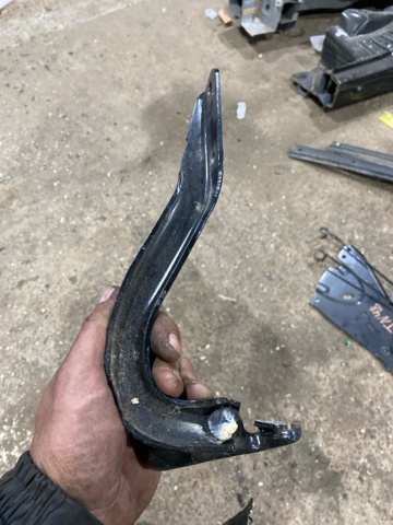 Завіса капота права 57260AN00A9P SUBARU