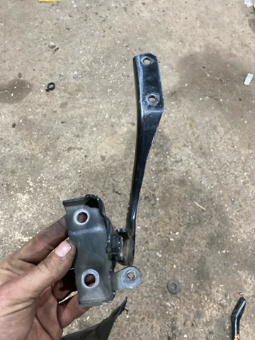 Петля капота, ліва 57260AN01A9P SUBARU