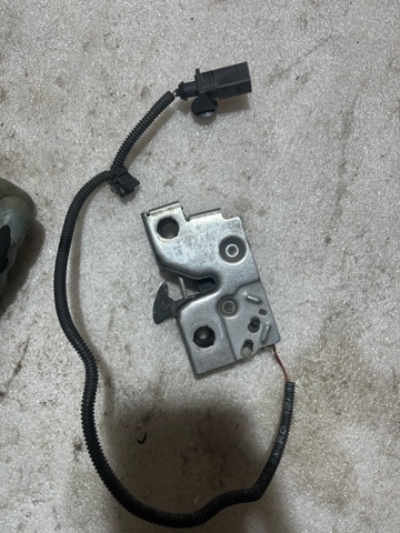 Запор капота (замок і привід замка капота) 5F0823509C VAG