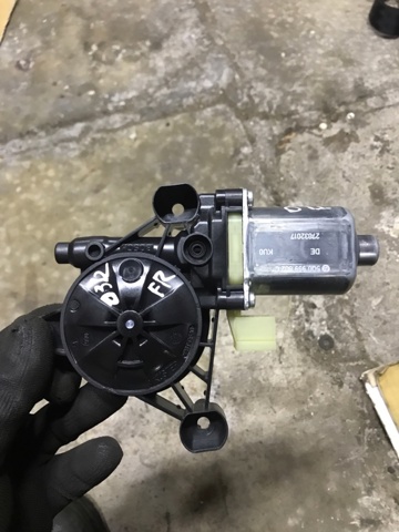 Двигун склопідіймача двері передньої, правої 5Q0959802B PORSCHE