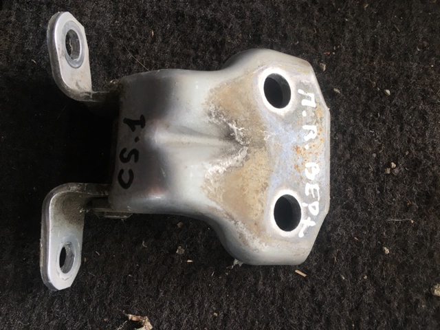 Петля передніх дверей права 60079AG002 SUBARU