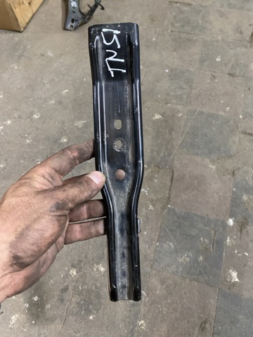 Кронштейн бампера переднього, центральний 622905NA0A NISSAN
