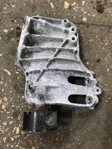 Кронштейн компресора кондиціонера 64557585167 BMW