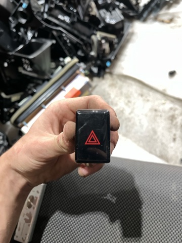 Кнопка включення аварійного сигналу 83037AL010 SUBARU