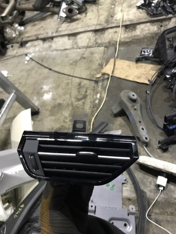 Решітка повітропровода права 83B8209026PS VAG