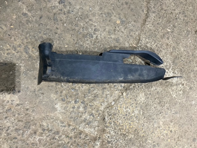 Заглушка жабо збоку 8V0821169E VAG