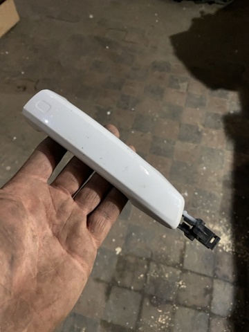 Ручка лівих задніх дверей зовнішня 8V0837205AGRU VAG