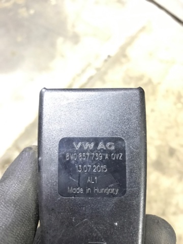 Важіль фіксатор ременя безпеки задній лівий 8V0857739AQVZ VAG