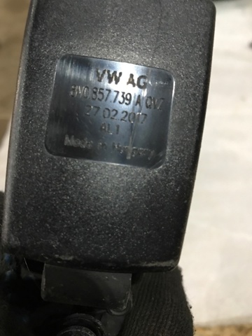Важіль фіксатор ременя безпеки задній лівий 8V0857739QVZ VAG