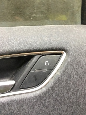 Вимикач центрального замка 8V0962107 VAG