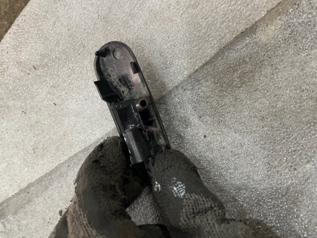 Форсунка омивача скла лобового, права 8V3955988A VAG