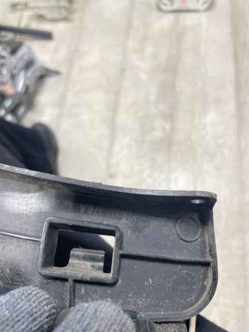 Направляюча заднього бампера, права 8V5807378A VAG
