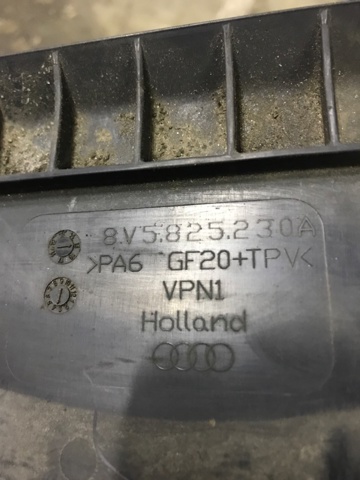 Захист днища, задній лівий 8V5825230A VAG