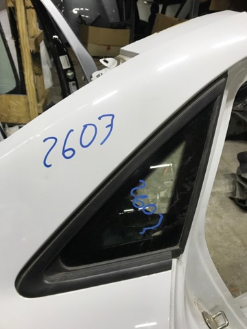 Скло багажного відсіку, праве 8V5845300HNVB VAG