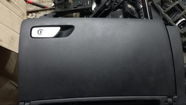 Ящик для предметів догляду 8V5880302A6PS VAG