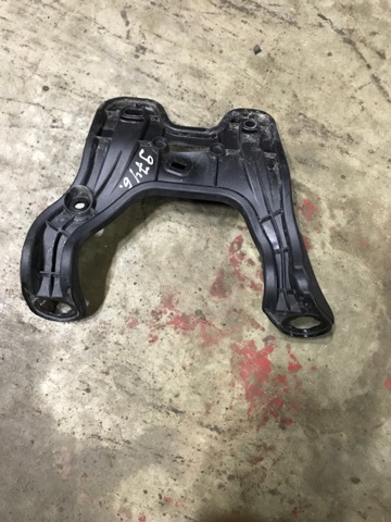 Кронштейн розширювального бачка 8W0121232L VAG