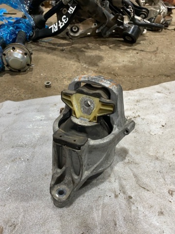 Права подушка мотора 8W0199372CN VAG