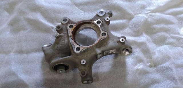 Кулак поворотний лівий 8W0505431Q VAG