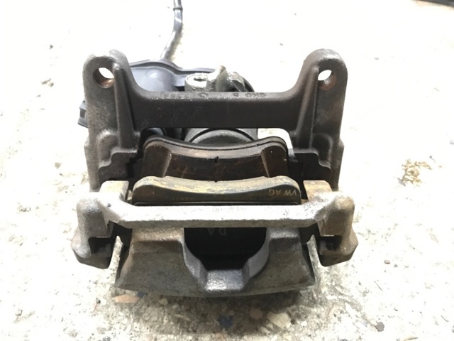 Скоба супорту заднього 8W0615426A VAG