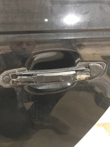 Ручка передніхї лівих дверей 8W0837205 VAG