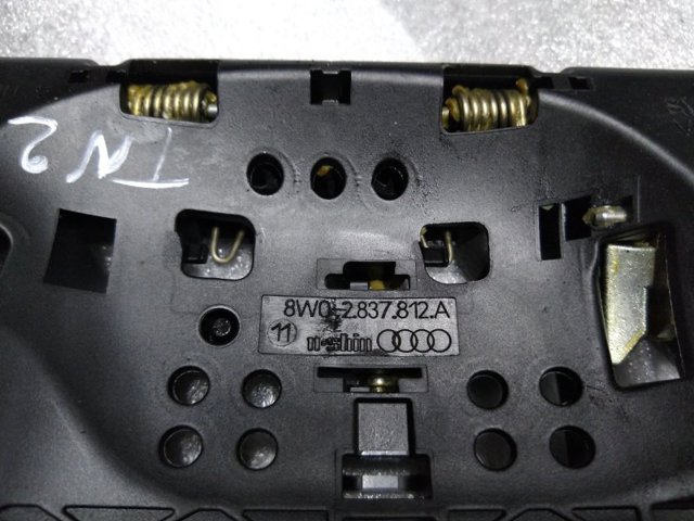 Тримач зовнішньої ручки дверей, правих дверей 8W0837812A VAG
