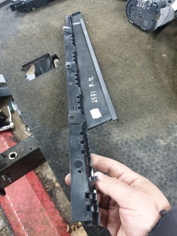 Накладка передніх дверей, правих, вертикальна 8W0837902A5FQ VAG